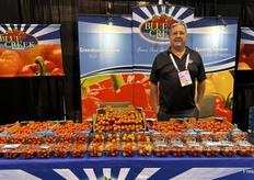Roger Riehm, de Blue Creek Produce, detrás de sus tomates.