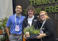 Dylan Sedmak, de Ball Horticultural, con Betsy McRae y Aimee Andrews, de Freeman Herbs Inc.
