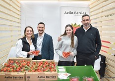 El equipo de la cooperativa griega de fresas Aelia Berries. Una de las cooperativas de fresas más jóvenes de Grecia, que busca ampliar su base de socios.