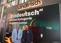 Carsten Knodt (Vitarom) y Labinot Elshani (Landfrisch AG) en el stand de la cooperativa de productores de Bergheim. La empresa anunció recientemente la puesta en marcha de un nuevo invernadero ecológico en Straelen.