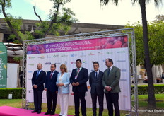 Foto oficial en el jardín, donde se situaba parte de la zona expositora