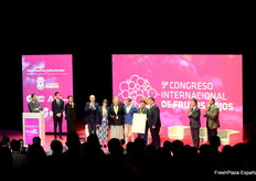 Freshuelva otorgó, por unanimidad, el premio de La Fresa de Oro a Antonio Ángel Soltero León, que recogieron bajo la enorme ovación del público su esposa e hijos