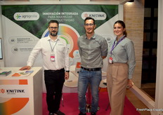 Eduardo Barbadillo, Miguel Ángel de Vega e Inés Farelo, en el stand de Agrogestia-Knitink