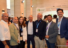 El consejo rector de Fresón de Palos y su directora general, en la zona expositora