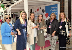 Alicia Báez y Eloísa del Río, de Caixabank; M.ª Carmen Pérez y Encarna Pérez, de Mazantine SCA; Rocío Alba, de Frutas El Pinar; y Manuela García, de la empresa de transporte Cisterbona S.A.