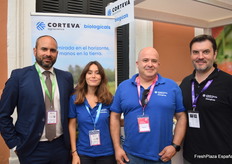 Valentín López, de Freshuelva, junto a Carla García, Francisco Javier Pagán y Raúl Ferrús, de Corteva Biologicals