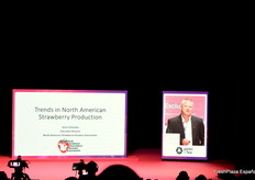 En la jornada más internacional del congreso, Kevin Schoolei explicó en profundidad la producción de fresas en América del Norte y las características de las distintas zonas de plantación