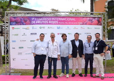 Equipo de Reyenvas junto a Manuel e Isidoro Alfaro, de El pilonar
