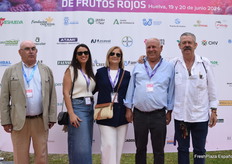 El dueño de Transportes Transmoro y el equipo de Frutas El Pinar, junto al gerente de El Pilonar