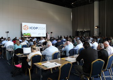 A través de un interesante programa de ponencias, el ICOP ha profundizado en la situación actual del mercado, los desafíos a los que se enfrenta el sector –poniendo especial énfasis en el cambio climático y la necesidad de una gestión eficiente del agua--, las últimas tendencias e innovaciones, y también en las políticas agrícolas y los planes estratégicos de la PAC 2023-2027.En la foto Wolfgang Braunstein, de gfa – consulting gmbh (Austria) 
