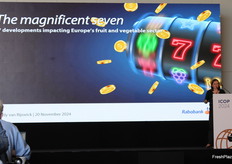Cindy Van Rijswick, de RaboResearch Food & Agribusiness (Países Bajos), inició la ronda de ponencias con ‘Los 7 Magníficos’. Bajo el título de este famoso clásico del Western, Cindy expuso los 7 factores que mayor impacto tienen sobre el sector de las frutas y hortalizas en la actualidad