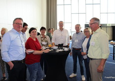 Jan-Bernd Krümpelbeck y Chhristiane Zurborg, de Erzeugergroßmarkt Langförden-Oldenburg eG (Alemania), Kerstin Meinicke, de Heide-Zwiebel AG (Alemania), Christian Vogt, de Pilzland Produktions GmbH (Alemania), Werner Freese, de Erzeugergroßmarkt Langförden-Oldenburg eG (Alemania), Gabriele Uhlig, de gfa-consulting gmbh (Austria) y JensHinrichs, de Heide-Zwiebel AG (Alemania)