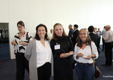 Inés Vinagre, de Torriba – Organização de Produtores Hortofruticolas S.A., Alexandra Gomes, de APK – Portuguese Association of kiwi growers (Portugal) y Sandra Pires, de Hidrosoph (Portugal), en la pausa del congreso