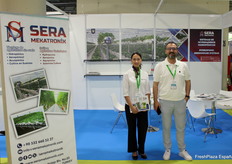 En el stand de la empresa turca Sera Mekatronik, Jezabel Fernández y Serdar Yilmaz