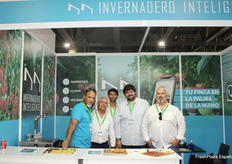 Equipo de Invernadero Inteligente, que pone "tu finca en la palma de la mano"