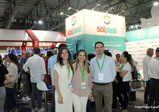 En el stand de Solplast, Lidia Silverio, Isabel Jiménez y Antonio Rodríguez