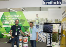 Mario Álvarez, junto a Sergio García Ortiz, en el stand de Lumiforte