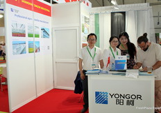 El equipo de Shanghai Yongor Industrial mantenía una reunión en su stand