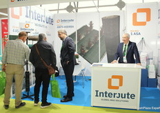 Juan Vicente Zarzoso, en el stand de Interjute