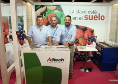 En el stand de Alltech, Lisardo Gómez, Francisco Pérez y Antonio González