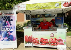 Desafiar al calor se llevó mejor gracias a los helados de Ricardo Muñoz. Este año, el maestro heladero de la heladería Los Valencianos, en Cartaya, ofreció nuevos sabores elaborados con las fresas de Emco Cal, pero también con arándano Cupla, de Cuna de Platero