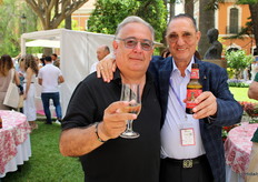 Los jardines de la Casa Colón, un año más, fueron el lugar perfecto para no solo exponer y hacer networking, sino para disfrutar junto a amigos y conocidos. En la foto, Giovanni Bessone, de Circular Packaging, y Miguel Arroyo, de Primafrío
