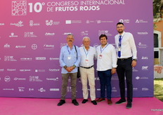 Manuel Alfaro y su hijo Isi, a quienes muchos de los asistentes al congreso felicitaron por haber sido este 2025 Mayordomos de la Hermandad de Ntra. Sra. del Rocío de Moguer, junto a José Esteban y Gheorghe Cadeniuc, de Primafrío