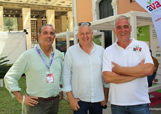 Luis Olmedo, de Gat Fertilíquidos, junto a Jan Van Bergeijk, de Plus Berries, y Johan Nooren, de Angus Soft Fruits
