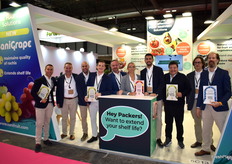 Equipo de SaniFruit, presentando la nueva solución poscosecha SaniGrape, para uva de mesa.