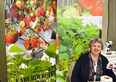 La Sra. Bourdin, en el stand de EARL Bourdin, presentando plantas de fresa.