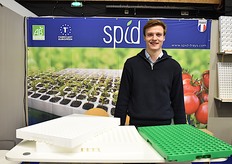 Martin Accoceberry representa a Spid, una empresa que diseña planchas de nido de abeja reutilizables para la producción de plantas jóvenes.