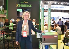 Cécile Canivet en el stand de Agrofresh, presentando la máquina Control-Tec para la desinfección de la atmósfera.