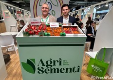 Entre los coexpositores sicilianos se encontraba Agrisementi. Andrea Gentili y Salvatore Caruso presentan