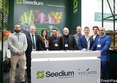 Seedium, una marca del Grupo Verisem, hereda más de 60 años de experiencia en el sector de las semillas profesionales. Creada a partir de la fusión de empresas históricas como Olter y Royal Seeds, produce semillas de hortalizas y leguminosas, centrándose en la innovación de ecotipos italianos y la multiplicación de calidad. En la foto, de izquierda a derecha: Riccardo Giacometti (Seedium), Viggo J. (Verisem), Elisa Bianchi (Suba), Arcangelo Ambrosio (Seedium), Stefano Motton (Seedium), Fredric Castoro (Verisem), Leonardo Urbini (Suba), Lorenzo Gobbi (Verisem) y Giovanni Incardona (Seedium para Sicilia).