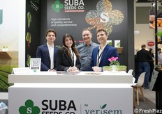 Seedium es la nueva marca del Grupo Verisem dedicada a las semillas profesionales. Gestionada por Verisem Italia, opera bajo la dirección y coordinación de Suba Seeds S.p.a., con la que comparte estrategias comerciales y espacios de exposición, como el stand conjunto de Berlín. En la foto: Lorenzo Gobbi (Verisem), Elisa Bianchi (Suba), Fredric Castoro (Verisem) y Leonardo Urbini (Suba).