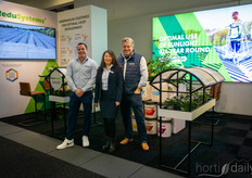 Hidde Huisintveld, Firuza Ruzikulova y Paul, de Redusystems. El tiempo seco y el sol propiciaron un buen comienzo de año para la empresa.