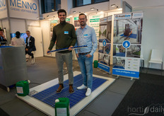 Cornelius Lowe y Malte Ottmann, de Profilgate, en el stand con Menno, ya que ambas empresas se centran en la higiene dentro y fuera del invernadero (u otras empresas).