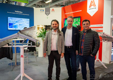 Nurfan Akcan y Mehmet Emin, de NUN Horticulture, visitan a Gert-Jan Bol, de Alcomij, de la que son agentes en Turquía.