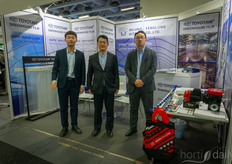 El equipo de Beijing Fenglong muestra sus diversas soluciones para invernaderos.