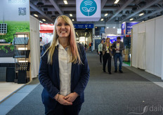 Anna Tugowa, de Otte Metalbau, hace un recorrido por la feria.