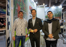 Jelle Boeters y Samuel Chávez, de Filclair, charlan con Job Knook, de Greentech.