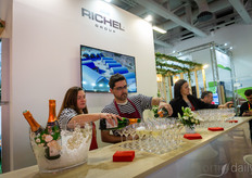 En Richel, siempre hay tiempo para una copa de vino, pero al final de la tarde se abren las buenas botellas.