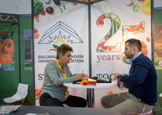 Teodora Krasteva, de la Asociación Búlgara de Cultivadores de Invernaderos, en serias consultas de mercado.