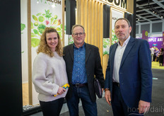 Saskia Reimann y Thomas Woermer, de TGU, se reúnen con Simon Jones, de Genap.