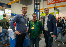Matthieu van der Sande e Isaak Fast, de Ontario Plant Production, se reúnen con Hans Peters, de Priva.