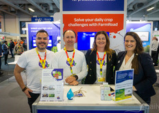 Arlette Sijmonsma, de HortiDaily, visita al equipo de Waybeyond: Daniel Than, Lotte Maxwell Bayly, Lee Kirsopp.