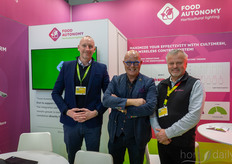 Peet van Os (centro) visita a Keith Thomas y Zoltan Sejpes, Autonomía Alimentaria