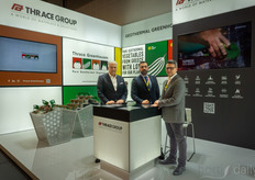 En Thrace Group, de hecho, tiene toda la feria en uno. La empresa produce soluciones de cultivo, como sus cubiertas de suelo ignífugas, soluciones de envasado y también hortalizas de invernadero.