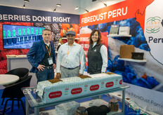 Violeta Ruiz de Blackmore visita al equipo de Fibredust: Andrew Pidgeon, y Satheesh Rao