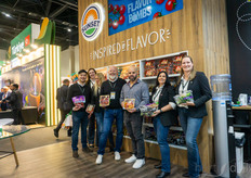 Team Sunset Holland presenta algunos de sus envases de venta al por menor.